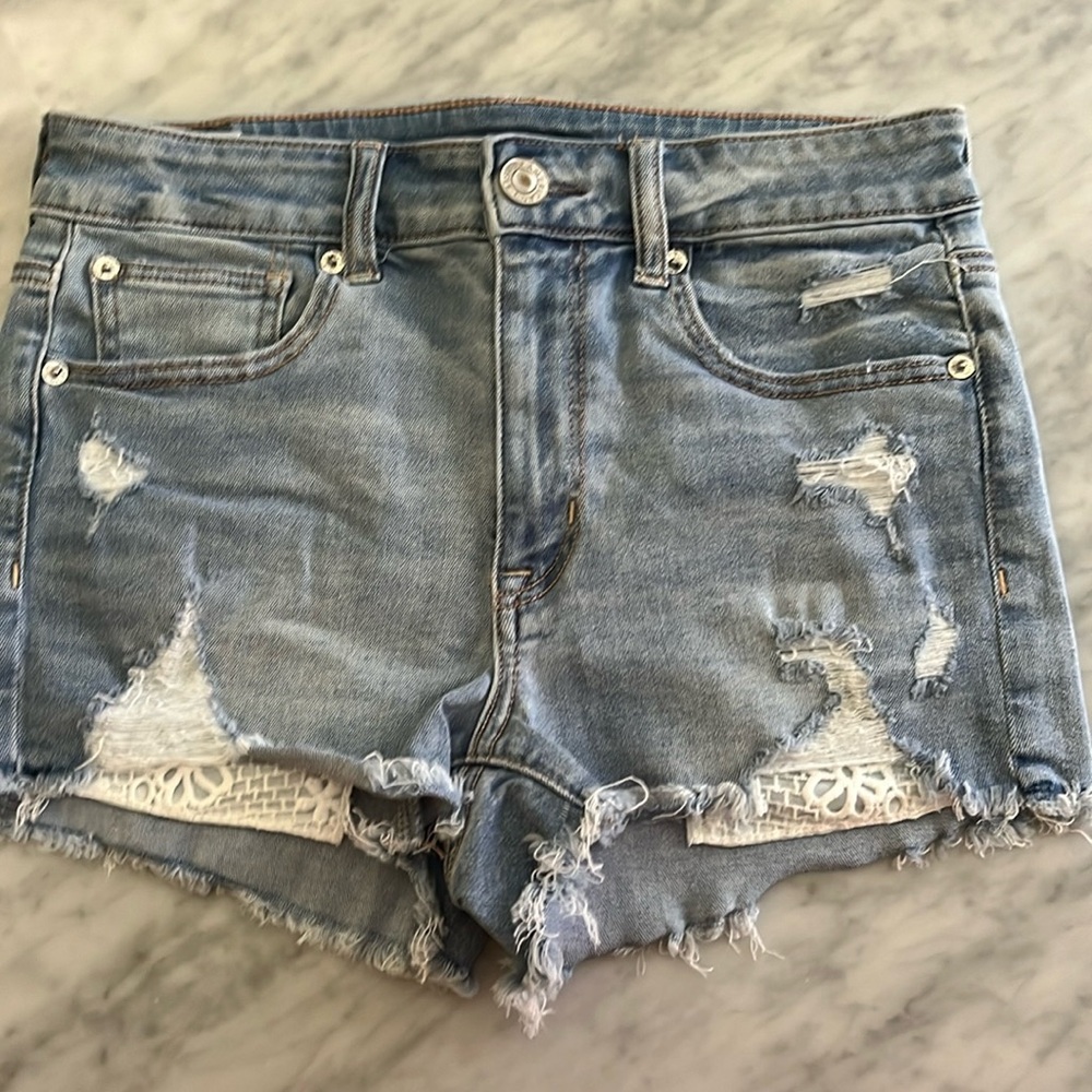 American Eagle Hi Rise Shortie shorts size 6. Features Peekaboo lace pockets!